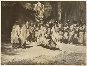 [Naida dansar Livets och dödens dans] av Edward S. Curtis