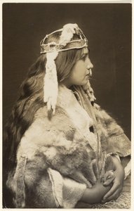 [Naida, den stolta prinsessan] av Edward S. Curtis