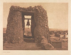 Portfölj XVI, plansch 564: Acoma Belfry av Edward S. Curtis
