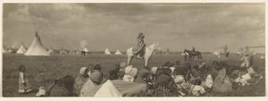[The Crier - Piegan]. av Edward S. Curtis