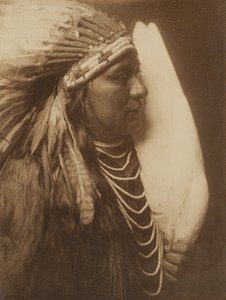 [Tre fjädrar - en indiansk Nez Perce-berättelse] av Edward S. Curtis