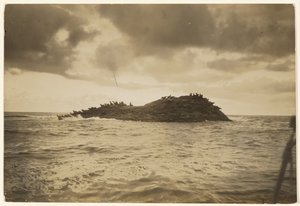 [Till klippiga, surf-slagna holmar har min kanot burit mig] av Edward S. Curtis