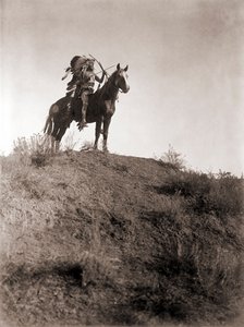 Absaroke Warrior on Horseback av Edward S. Curtis, ca 1910 (silvertryck) av Edward Sheriff Curtis