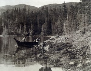 Amerikanska indianer som paddlar kanot på stranden av nootka av Edward Sheriff Curtis