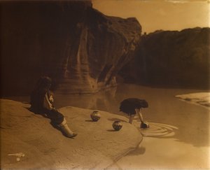 Vid den gamla brunnen i Acoma, ca 1904 (orotone) av Edward Sheriff Curtis