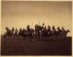 Brate krigsfest. Ett band av Sioux Brules spelar om en räd mot fienden. Foto taget från volym 3 av Edward S. Curtis uppslagsverk (1868-1952) om nordamerikanska indianer, med ett förord av Theodore Roosevelt. Mellan 1907 och 1930 publicerades 20 band av Edward Sheriff Curtis