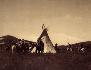 Camp Sioux. Det var brukligt för krigare att åka i en cirkel runt sin ledares tipi innan de ger sig ut på en fienderaid. Foto taget från volym 3 av Edward S. Curtis uppslagsverk (1868-1952) om nordamerikanska indianer, med ett förord av Theodore Roose av Edward Sheriff Curtis