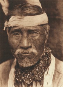 Närbild av en gammal nordamerikansk indian sedd framifrån av Edward Sheriff Curtis