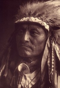 Crazy Thunder, a Sioux Teton (Oglala eller Ogalala) Foto från volym 3 av Edward S. Curtis uppslagsverk (1868-1952) om nordamerikanska indianer, med ett förord av Theodore Roosevelt. Mellan 1907 och 1930 publicerades 20 volymer. av Edward Sheriff Curtis