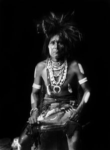 首にナジャを巻いたホピ族インディアン、エドワード・S・カーティス撮影、c. 1921年スウェーデン語 av Edward Sheriff Curtis