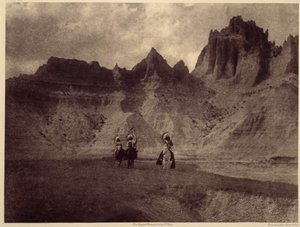 I Badlands. Denna fantastiska bild gjordes i Sheep Mountain, på Pine Rige Reserve, Badlands, South Dakota. Foto taget från volym 3 av Edward S. Curtis uppslagsverk (1868-1952) om nordamerikanska indianer, med ett förord av Theodore Roosevelt. Slå vad av Edward Sheriff Curtis