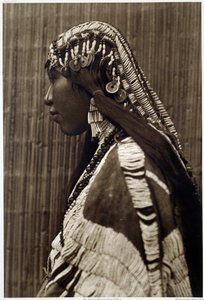 Indian of America: "" Portrait of Indian Girl"" Fotografi av amerikanen Edwards Curtis (1868-1952), 1900-talet. La Rochelle, New World Museum av Edward Sheriff Curtis
