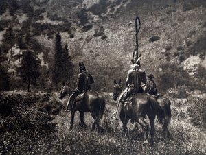 Indianer från Apsaroke-stammen i den svarta kanjonen, USA av Edward Sheriff Curtis