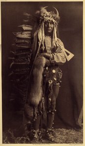 Iron Brest, Piegan. Dräkt för en medlem av Bulls, ett före detta sällskap som har försvunnit i många år Foto från volym 6 av uppslagsverket publicerat av Edward S. Curtis (1868-1952) om indianerna i Nordamerika, med ett förord av Theodore Roosev