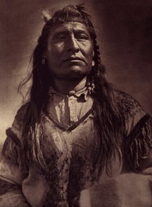 New Chest, Indian Piegan. Foto taget från volym 6 av uppslagsverket publicerat av Edward S. Curtis (1868-1952) om indianerna i Nordamerika, med ett förord av Theodore Roosevelt. Mellan 1907 och 1930 publicerades 20 volymer. av Edward Sheriff Curtis
