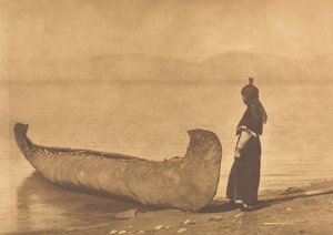 På stranden av sjön - Kutenai, 1910. av Edward Sheriff Curtis