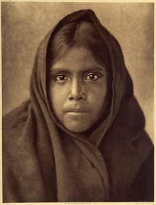 Qahatika tjej. Ung Qahatika flicka. Dessa ökenindianer bor cirka 60 kilometer från Pimasreservatet (Arizona). Foto taget från volym 2 av Edward S. Curtis uppslagsverk (1868-1952) om nordamerikanska indianer, med ett förord av Theodore Roosevelt. B av Edward Sheriff Curtis