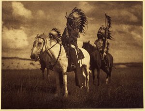 Sioux-hövdingar. Mycket ofta bildade två eller tre män en krigstrupp och lämnade i veckor eller månader. Ibland kom de tillbaka med hårbotten, hästar eller kvinnor. Sedan, oavsett storlek, visste krigstruppen nederlag och det fanns ingen överlevande att be