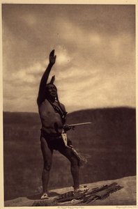 Sioux åkallan. Helgedomar är oftast stora stenblock av rullande sten eller andra stenar som [...] var laddade med mytisk betydelse. Präster och krigsherrar åkte dit för att åkalla hjälp av övernaturliga krafter. Det stora stenblocket på vilket thi av Edward Sheriff Curtis