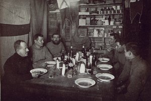 The Men, Midvinterdagsmiddag, British Antarctic Expedition, Cape Evans, 22 juni 1912 (s/v foto) av Edward W. Nelson