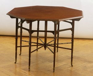 Åttakantigt bord, tillverkat av Collinson and Lock, ca 1875 (mahogny)