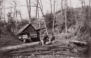 [En facklig station vid James River etablerad för att utvinna krut från konfedererade ..., 1864. av Egbert Guy Fowx.