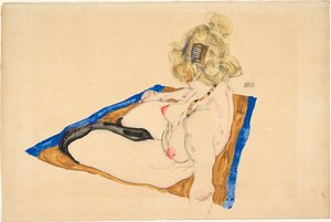 Blond naken sittande på en brun matta med blå kant, 1912.