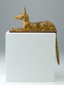 Anubis i form av en liggande schakal, 26:e-25:e dynastin, sen period, 715-525 f.Kr. (trä med gesso och förgyllning)