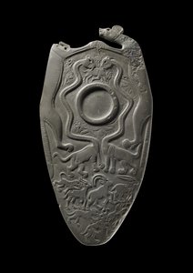 Ceremoniell palett med en reservoar för slipning av ögonfärg, omgiven av snidade djur, från Main Deposit, Hierakonpolis, egyptiska, c.3000 f.Kr. (skiffer)