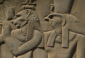 Detalj av en relief, Bastet och Horus sten