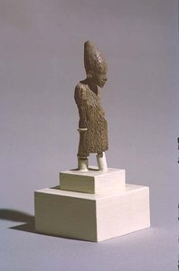 Figur av en kung som bär den vita kronan av övre Egypten och kappan från Sed-festivalen, från Osiris tempel, Abydos, tidig dynastisk period, ca 3000 f.Kr. (se även 23814)