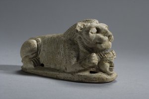 Lock på ett liggande lejon som håller ett huvud, Napata-Meroe, Upper Nubia (steatit)