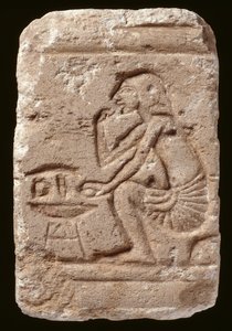 Relief av en man som sitter bredvid ett bord, Amarnaperioden (kalksten) av Egyptian