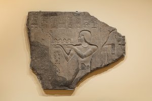 Relief med Ptolemaios II som gav ett offer till en gud, 285-246 f.Kr. (Granit) av Egyptian