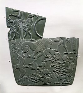 Slagfältspaletten, föreställande fångar och dödade offer för strider, de sistnämnda förgripna av vilda djur, sent predynastiskt till 1:a dynastin, c.3100 f.Kr. (grå skiffer)