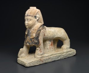 Guden Tutu som en sfinx som trampar på ormar (kalksten) av Egyptian