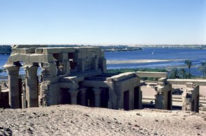 Vy över det romerska och ptolemaiska dubbeltemplet för Sobek och Haroeris vid Nilen.