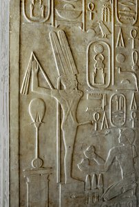 Egyptisk antikvitet: hieroglyf föreställande guden Ithyphallic Min, vitt kapell av farao Sesostris I (1962-1928 f.Kr.) 12:e dynastin, helgedom byggd för att hylla guden Amon. friluftsmuseum av templet i Karnak Egypten av Egyptian 12th Dynasty