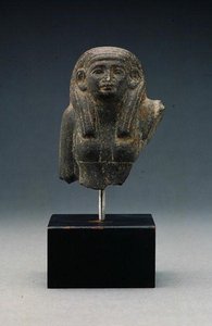 Huvud och axlar av en kvinna från en gruppstaty, förmodligen en begravningsdyad, Middle Kingdom (basalt) av Egyptian 12th Dynasty