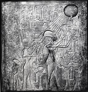 Akhenaton (Amenhotep IV) kätterska farao, regerade från c150 f.Kr., här tillsammans med Nefertiti och deras två döttrar som erbjuder gåvor till solen. Relief ursprungligen i Temple of Sun, Thebe. Linne plagg av Egyptian 18th Dynasty