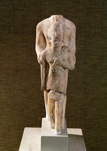 Amun skyddar Amenhotep III (1382-44 f.Kr.) från Amuns tempel, Karnak (kalksten)