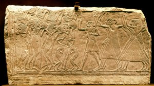 Forntida Egypten: lågrelief som representerar en procession med dansare. Nytt imperium. Regne av Ramses II. 1300-talet f.Kr. Kairo museum. Egypten av Egyptian 18th Dynasty