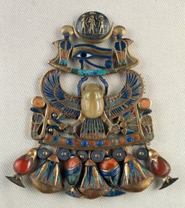 Bröstplåt med sol- och månemblem, från Tutankhamuns grav, Thebe, Egypten, Guldsmideskonst, Egyptisk civilisation, Nya riket, XVIII:e dynastin av Egyptian 18th Dynasty