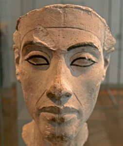 Byst av Nefertiti (c1370-c1330 f.Kr.) Stor kunglig hustru (huvudgemål) till den egyptiske farao Akhenaton. Nefertiti och hennes man var kända för en religiös revolution. De började dyrka en enda gud, Aten, solens skiva. av Egyptian 18th Dynasty