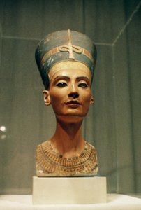 Byst av drottning Nefertiti, framifrån, från skulptören Thutmoses studio vid Tell el-Amarna (målad kalksten) (se även 114018-20)