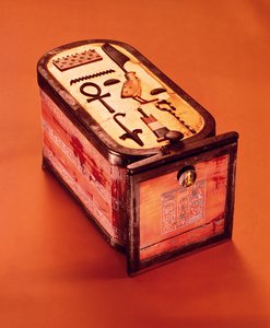 Kartuschformad låda, från Tutankhamons grav, New Kingdom (trä med förgyllning, ebenholtsfaner och elfenben)