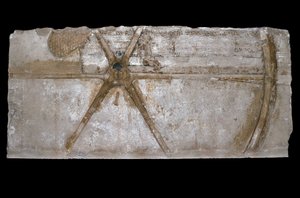 Ristat och målat kalkstensblock med avbildning av ett vagnhjul, 1353-35 f.Kr. (kalksten)