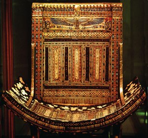 Ceremonistol av Tutankhamon, detalj av den böjda sitsen och ryggen, New Kingdom, c.1325 f.Kr. (förgyllt och inlagt trä) (detalj av 59232) av Egyptian 18th Dynasty