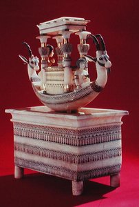 Kista med en båt dekorerad med två huvuden av en syrisk stenbock och två kvinnofigurer som tros vara prinsessan Mutnedjmet, från Tutankhamons grav (ca 1370-1352 f.Kr.) Nya kungariket (alabaster) (se även 14) av Egyptian 18th Dynasty