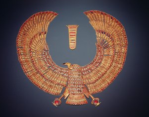 Krage i form av gamgudinnan Nekhbet, från Tutankhamons grav (ca 1370-1352 f.Kr.) Nya kungariket (guld inlagt med halvädelstenar) (se även 153789)